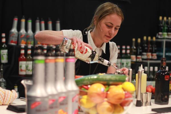 Hannah Waters competes in Bar Masters final